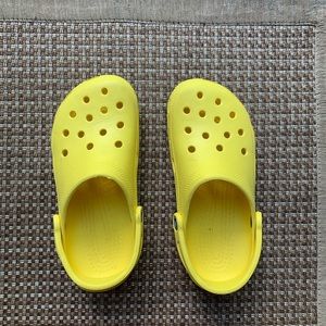 ⚡️yellow crocs!!⚡️